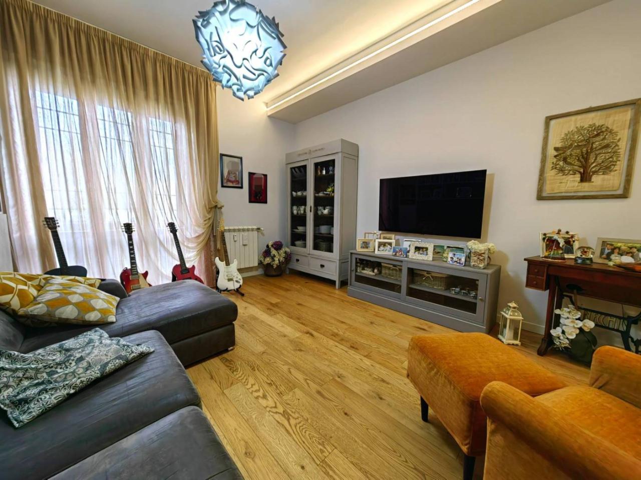 5 rooms Apartment in Prato, Italy No. 34698