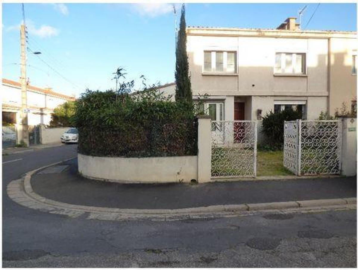 3 bedrooms House in Beziers, France No. 23445