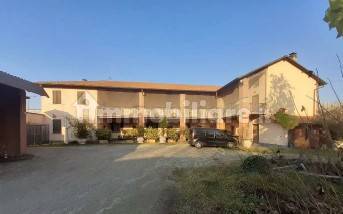 Здание с 4 спальнями в Милан, Италия № 259887