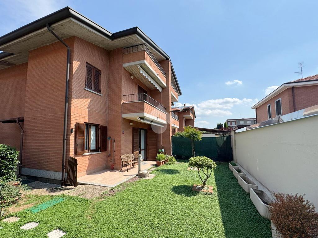 3 bedrooms Villa in Cormano, Italy No. 268813