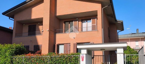 3 bedrooms Villa in Cormano, Italy No. 268813 2