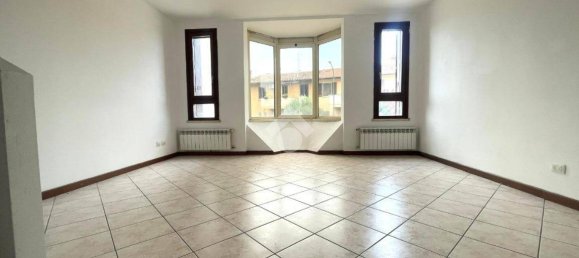 2 bedrooms House in Cremona, Italy No. 285521 3