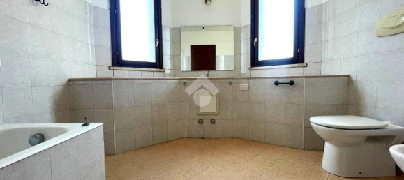 2 bedrooms House in Cremona, Italy No. 285521 12