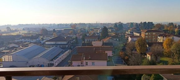 3 rooms Apartment in Oggiona con Santo Stefano, Italy No. 98170 4