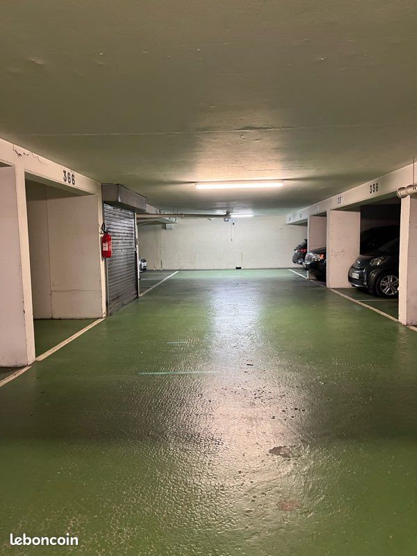  Parking in Paris, France No. 329811