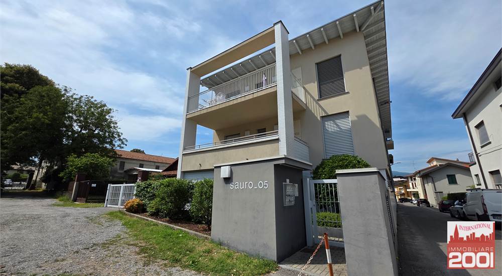 2 bedrooms Commercial property in Como, Italy No. 307948