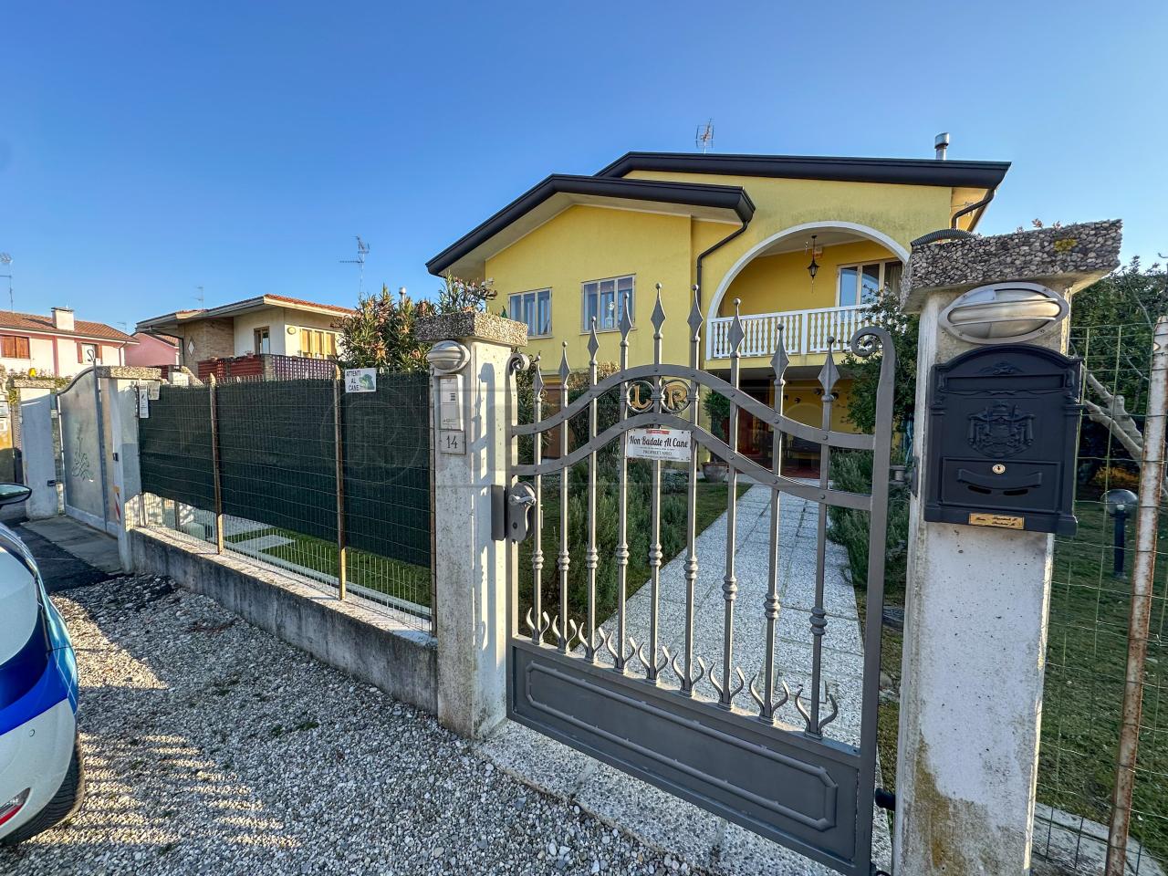 8 rooms House in San Michele al Tagliamento, Italy No. 102779