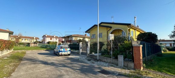 8 rooms House in San Michele al Tagliamento, Italy No. 102779 2