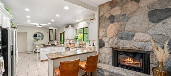 4 bedrooms House in British Columbia, Canada No. 1303 10