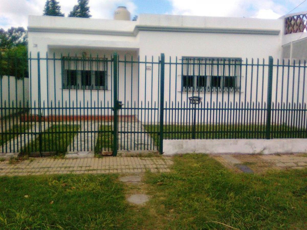 2 bedrooms House in Moron, Argentina No. 97660