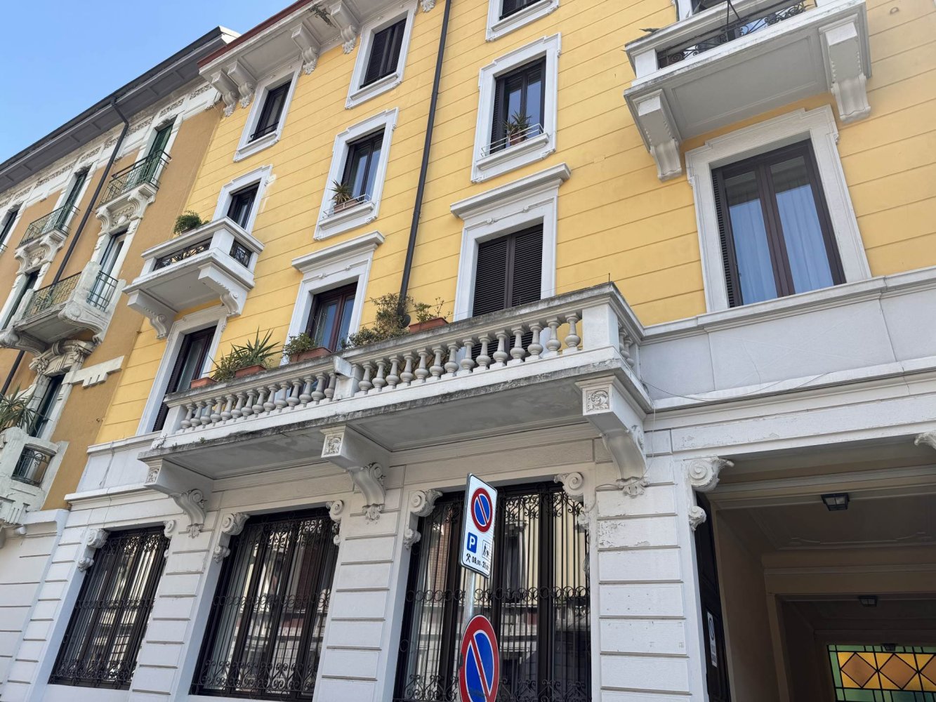 2 bedrooms Apartment in Milan, Italy No. 243106