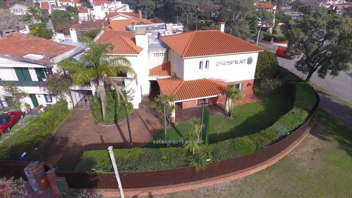 5 bedrooms House in Montevideo, Uruguay No. 10392