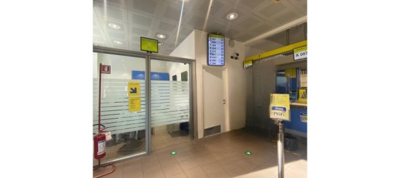 2 rooms Commercial property in Genoa, Italy No. 59814 3