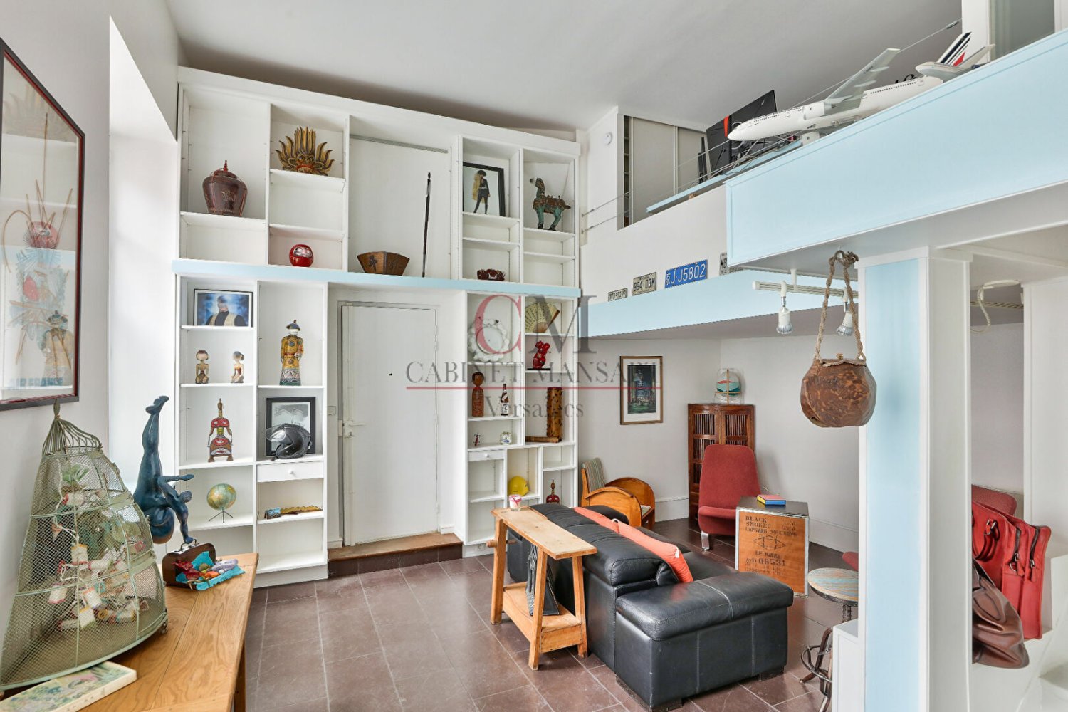 89m² Office in Versailles, France No. 188859