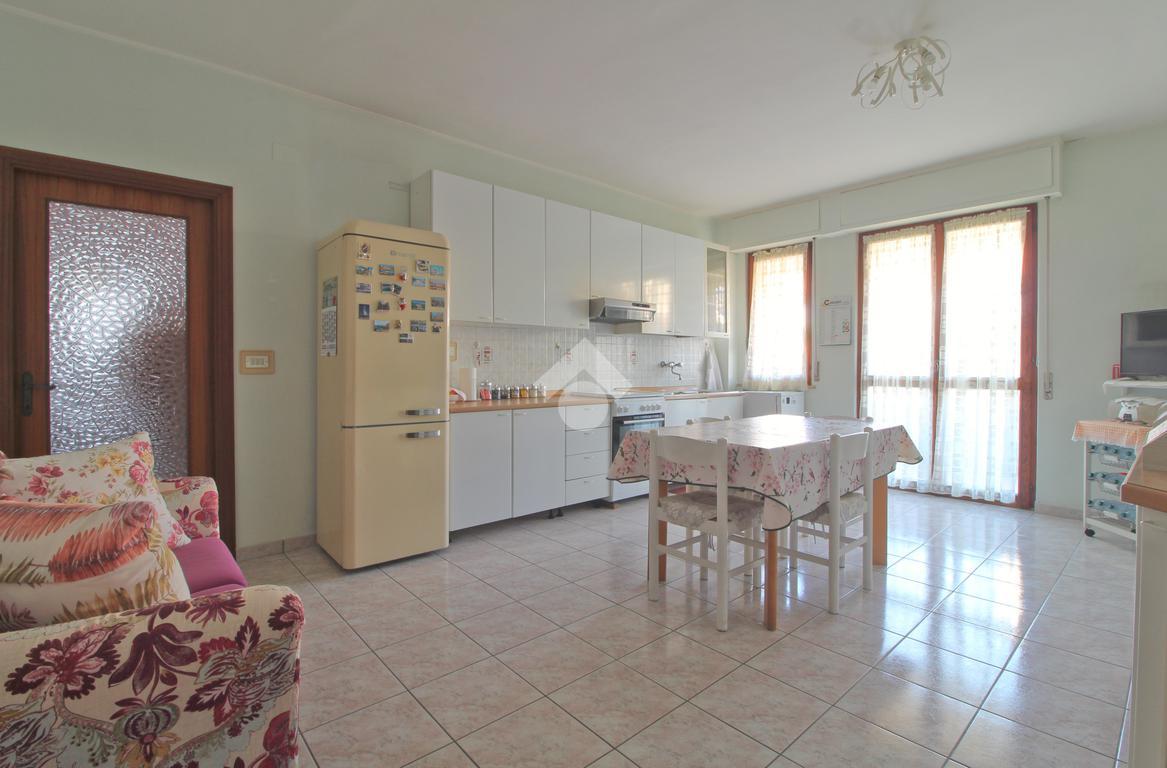 Apartamento de 4 habitaciónes en Giulianova, Italy No. 156198