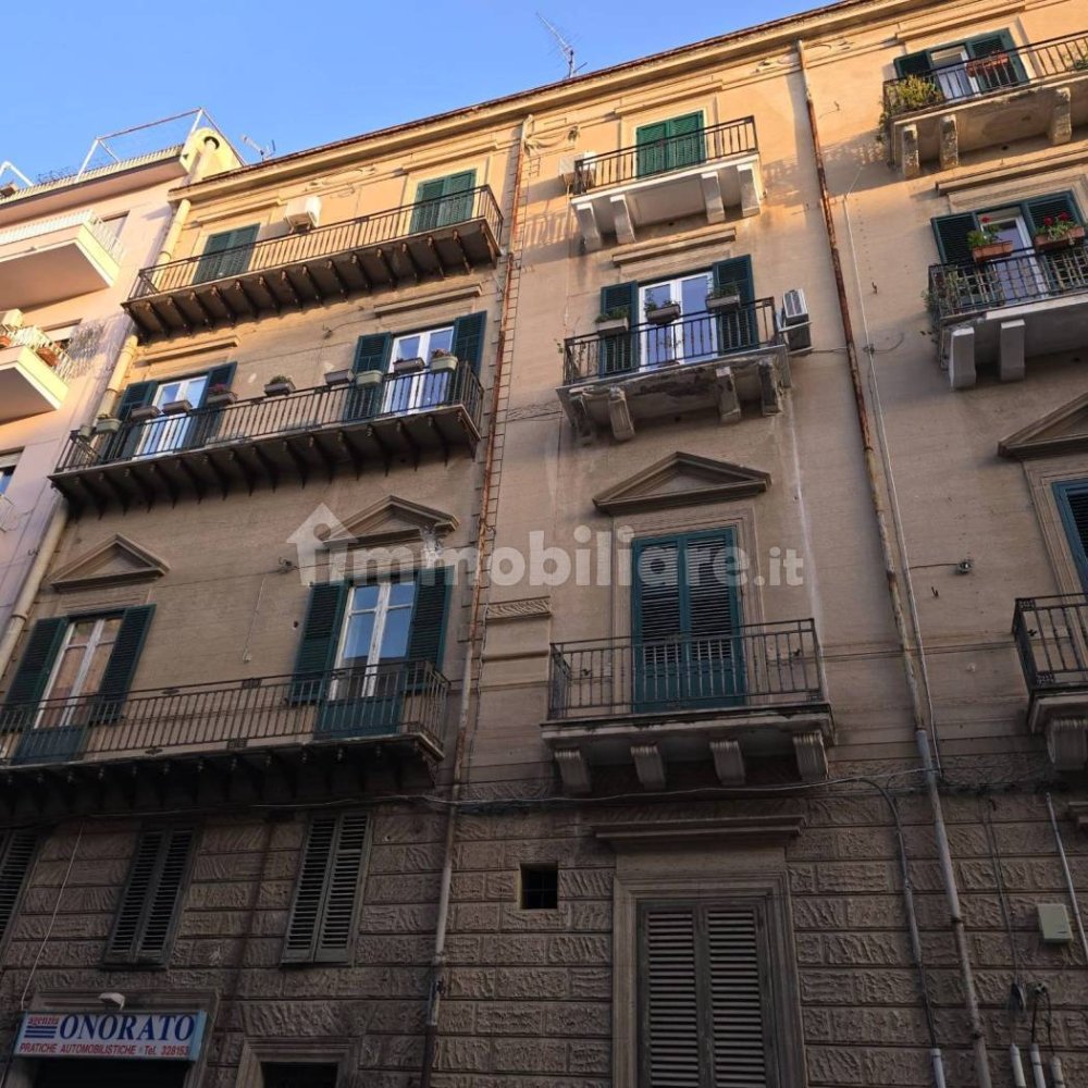 4 bedrooms Apartment in Palermo, Italy No. 211578