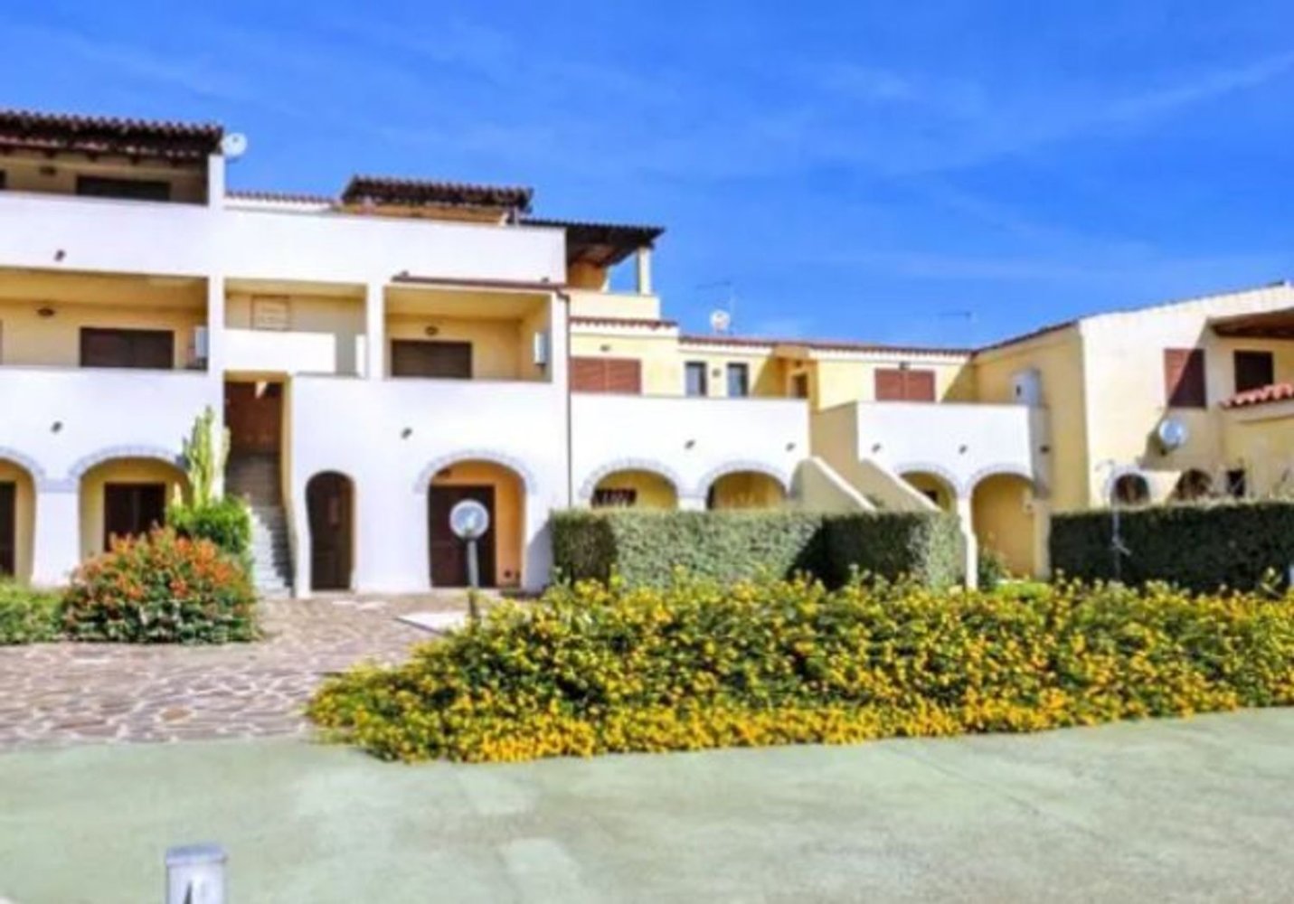 385m² Office in Loiri Porto San Paolo, Italy No. 299049