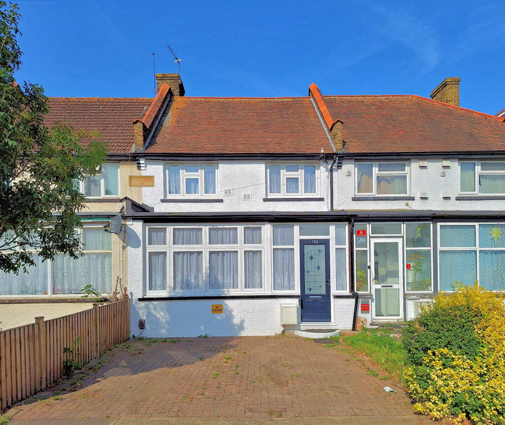 3 bedrooms House in Hounslow, United Kingdom No. 10588