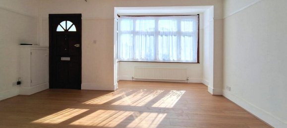 3 bedrooms House in Hounslow, United Kingdom No. 10588 2