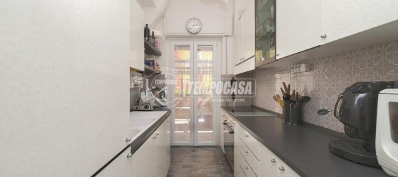 3 rooms Apartment in Rome, Italy No. 35689 3