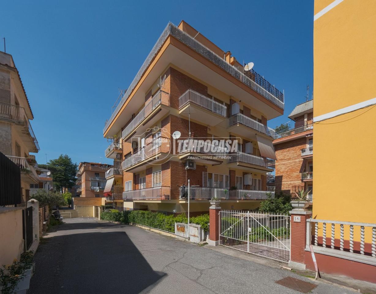 3 rooms Apartment in Rome, Italy No. 35689