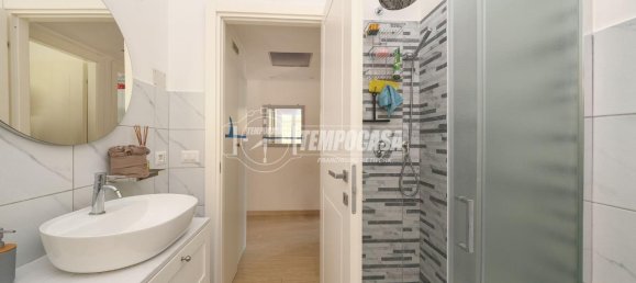 3 rooms Apartment in Rome, Italy No. 35689 12