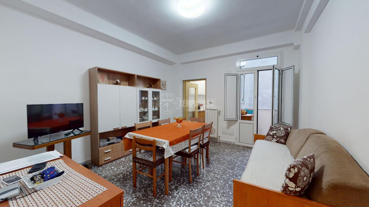 2-salle Appartement à Bari, Italy No. 235944