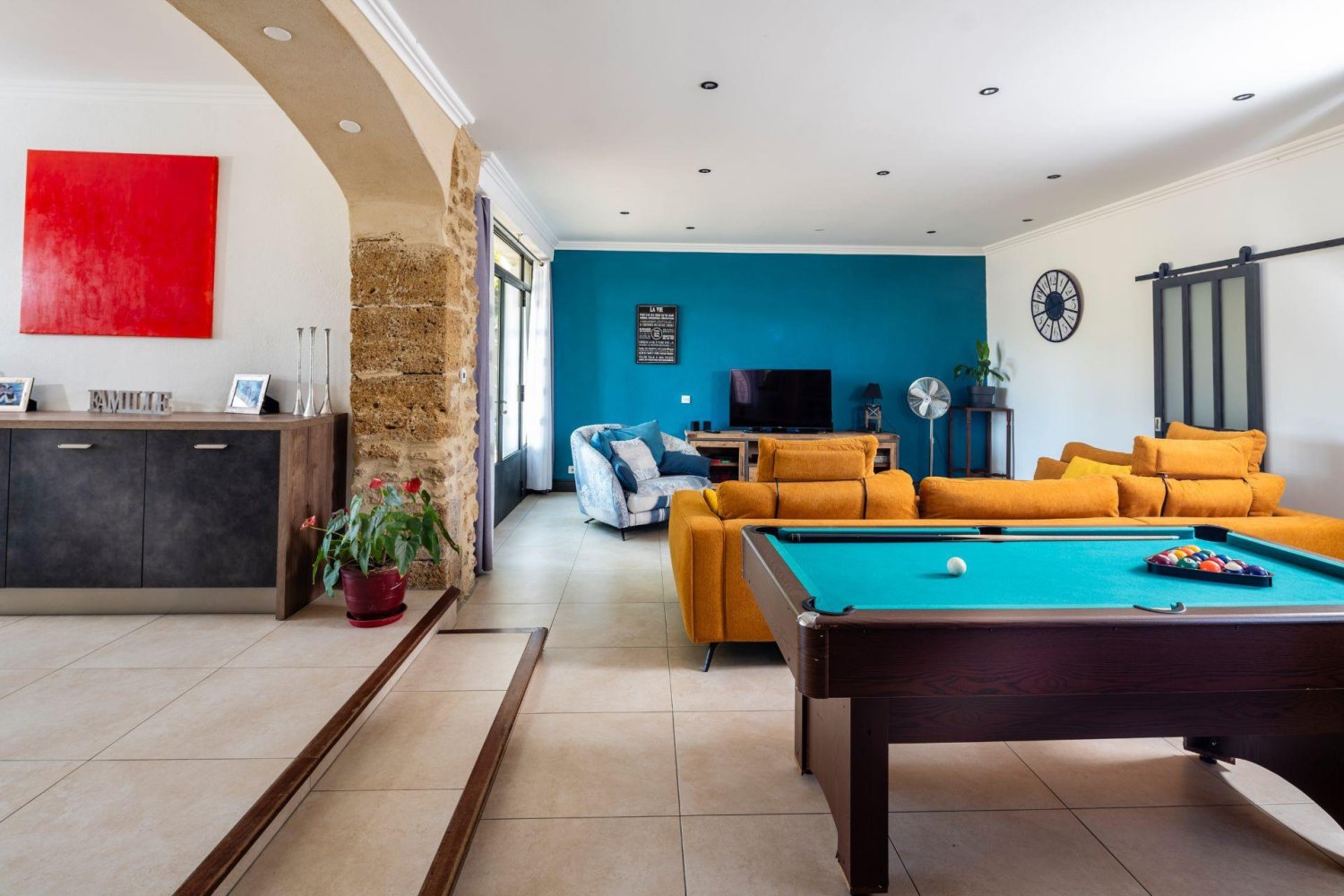 Casa de 9 dormitorios en Althen-des-Paluds, France No. 294740