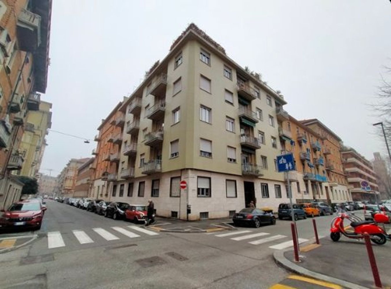 5 rooms Apartment in Turin, Italy No. 201835