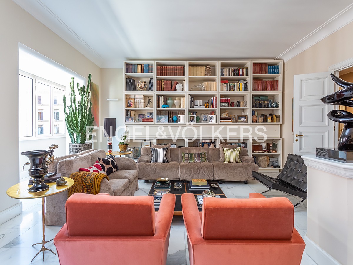 4 bedrooms Apartment in Rome, Italy No. 131300