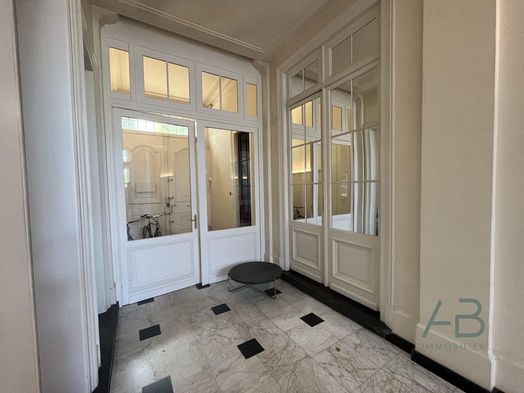 213m² Office in Lille, France No. 64759