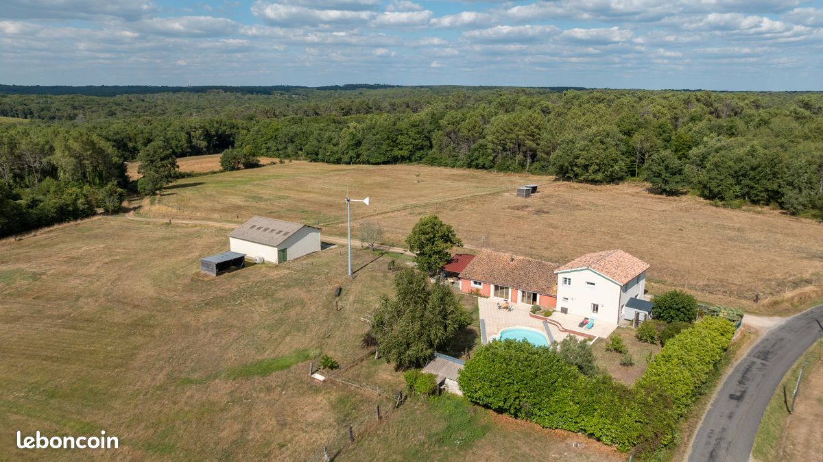 Casa de 4 dormitorios en Saint-Medard-de-Guizieres, France No. 294662