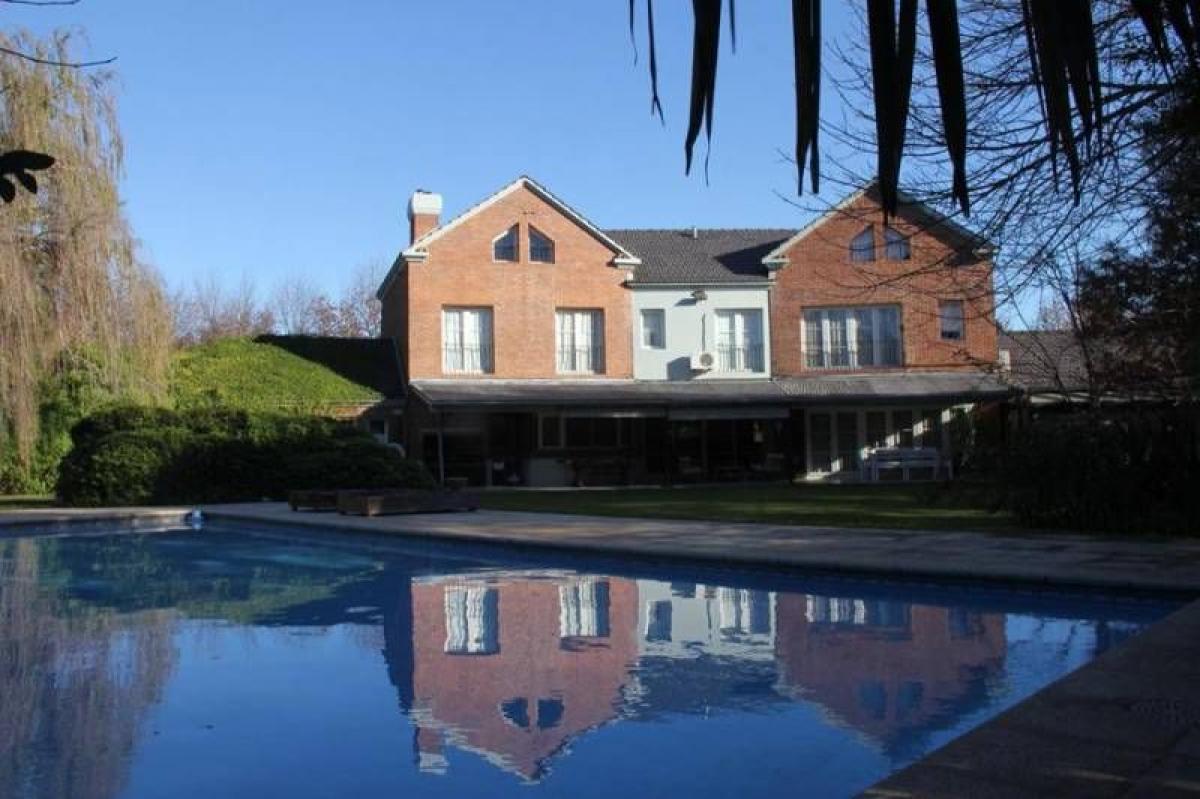 5 bedrooms House in Malvinas Argentinas, Argentina No. 61964