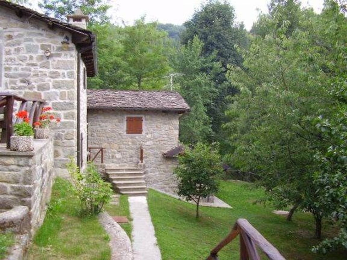 10 rooms House in Fiumalbo, Italy No. 220922