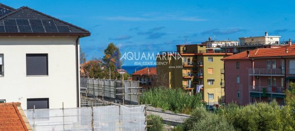 6 Schlafzimmer Wohnung in San Bartolomeo al Mare, Italy, Nr. 372773 3