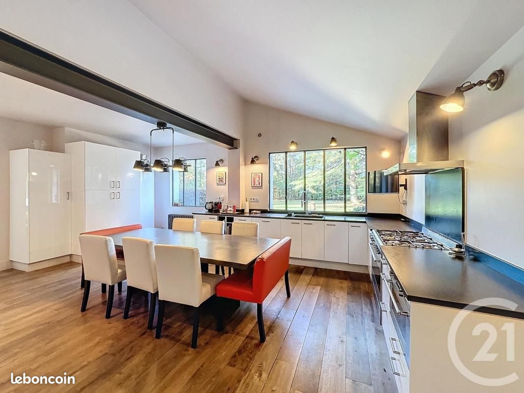 Casa de 4 dormitorios en Yvoy-le-Marron, France No. 221010