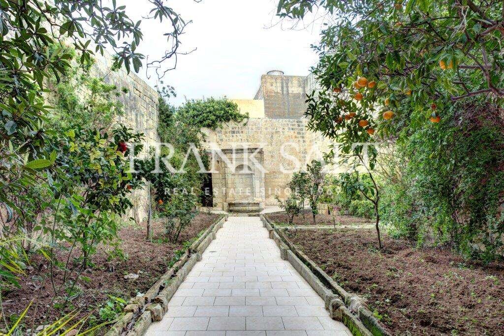 Hotel de 4 dormitorios en Attard, Malta No. 9460