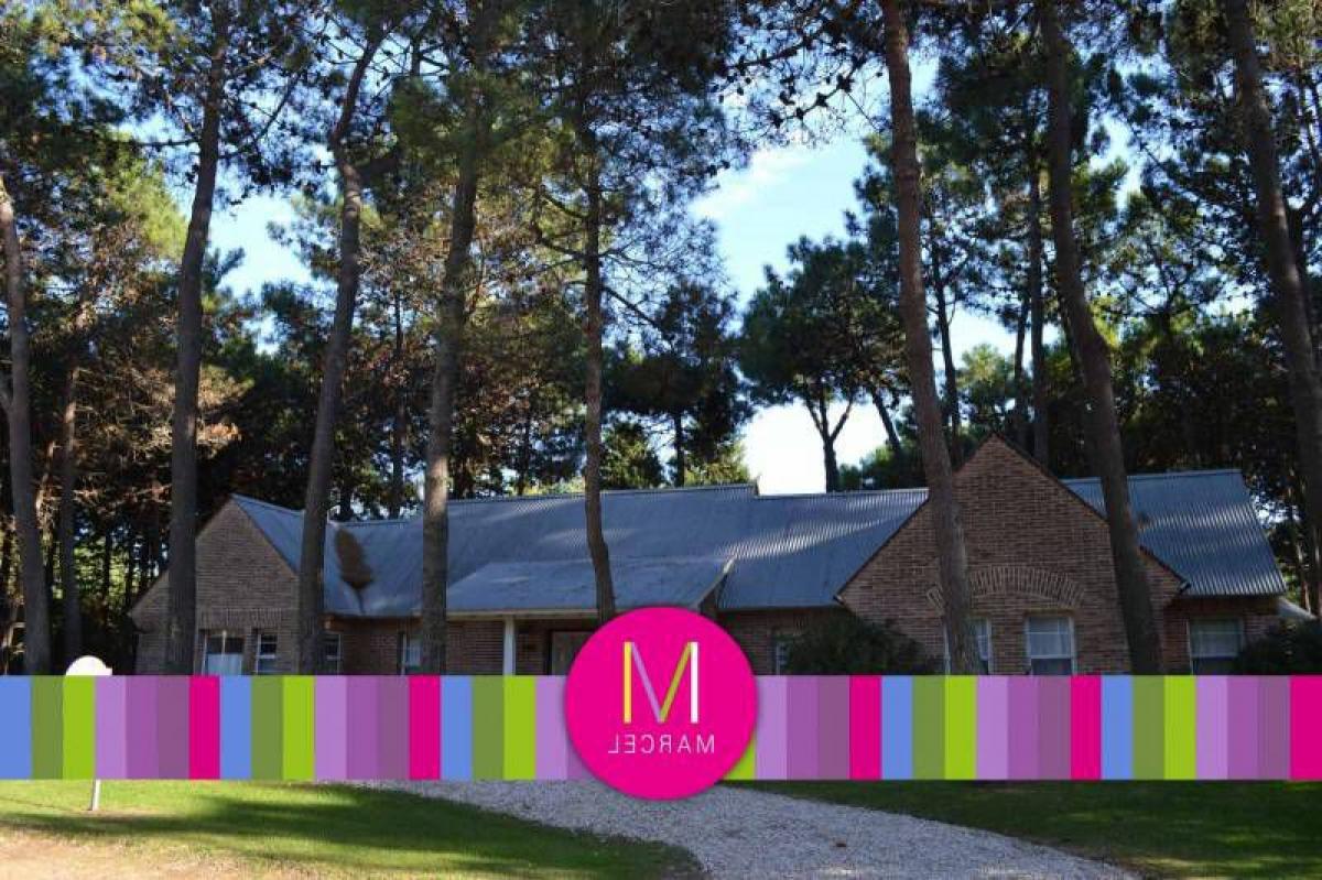 3 bedrooms House in Mar del Plata, Argentina No. 72075