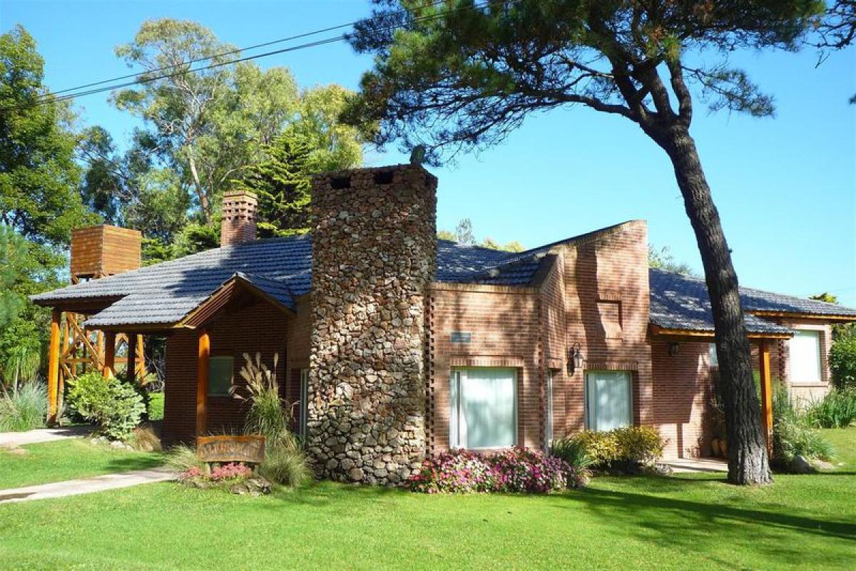 4 bedrooms House in Mar del Plata, Argentina No. 101175