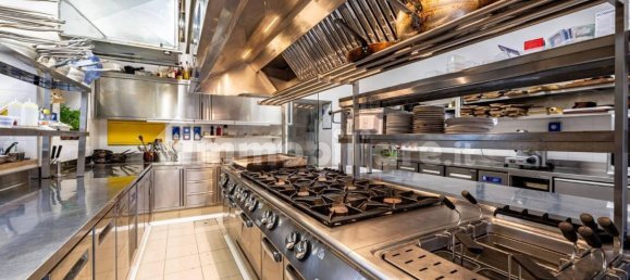 4 rooms Commercial property in Fiumicino, Italy No. 328356 6