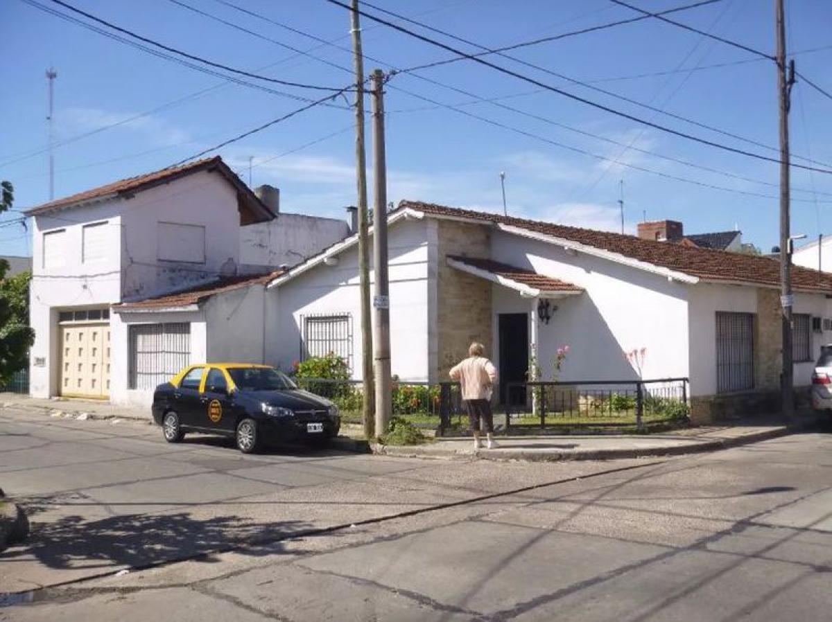 4 bedrooms House in Moron, Argentina No. 8939