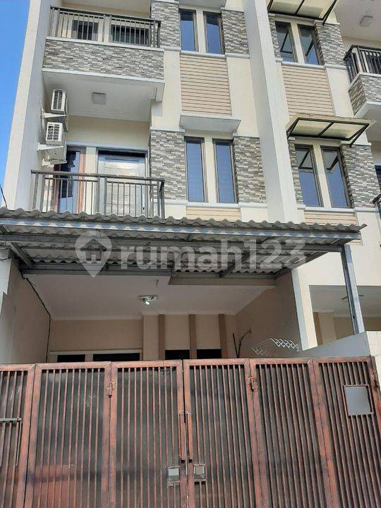 4 bedrooms House in Grogol Petamburan, Indonesia No. 1385