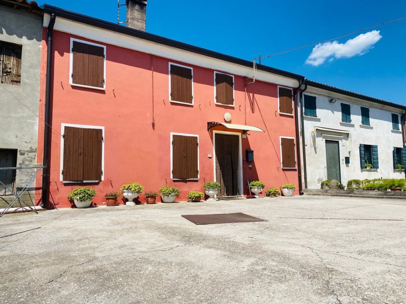 8 rooms Apartment in Isola Rizza, Italy No. 289401