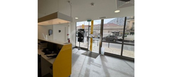 123m² Commercial property in Lisbon, Portugal No. 70214 9