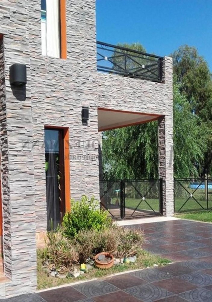 Casa de 3 dormitorios en Esteban Echeverría, Argentina No. 19879