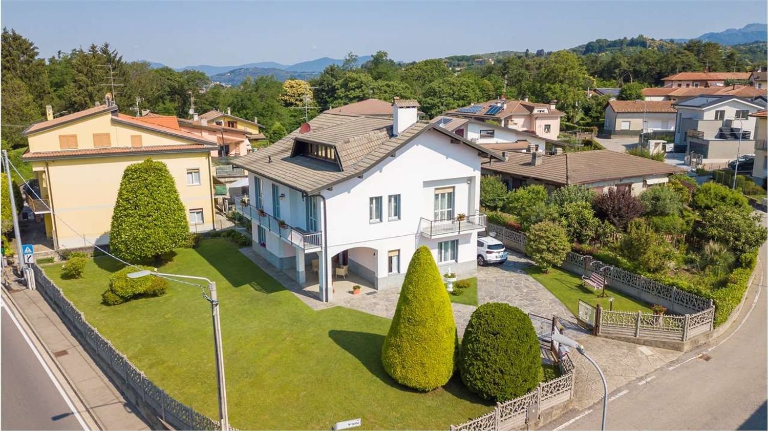 6 rooms House in Montano Lucino, Italy No. 10898