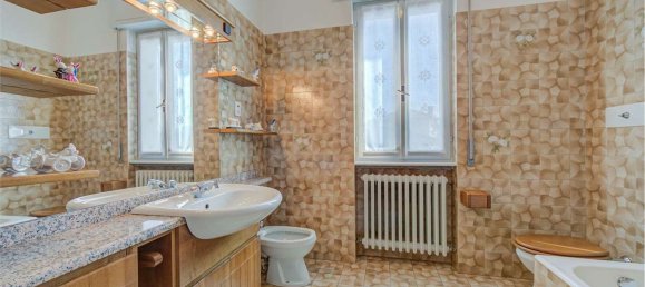 6 rooms House in Montano Lucino, Italy No. 10898 24