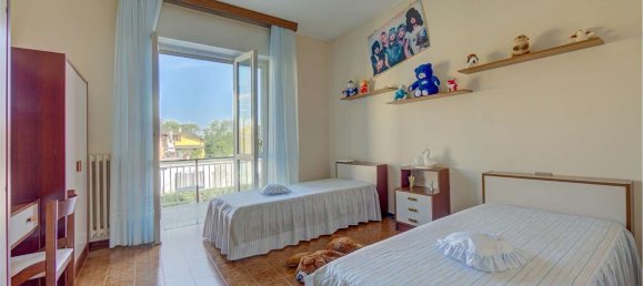 6 rooms House in Montano Lucino, Italy No. 10898 25