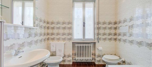 6 rooms House in Montano Lucino, Italy No. 10898 13