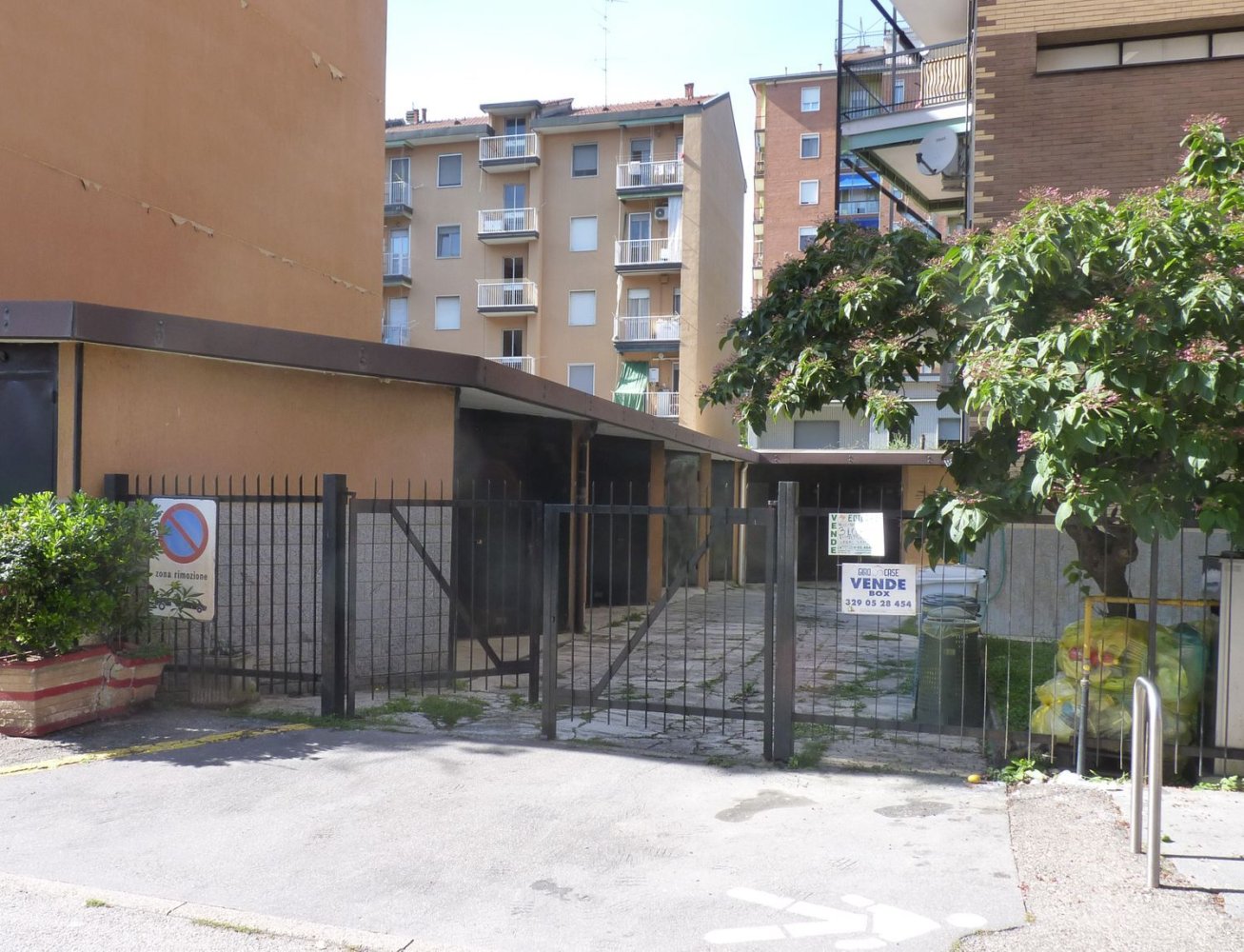  مرآب في Trezzano sul Naviglio, Italy 12متر مربع رقم 139950